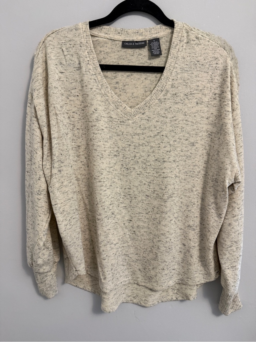 Chelsea & Theodore Cream Speckled V-Neck Pullover NWOT